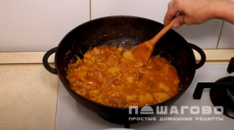 Фото приготовления рецепта: Жаркое из свинины с капустой - шаг 7