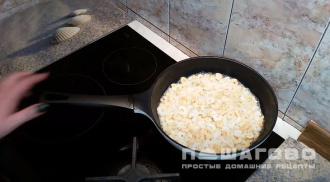 Фото приготовления рецепта: Салат с креветками и помидорами черри - шаг 5