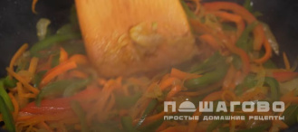 Фото приготовления рецепта: Острое свиное рагу с парикой, перцем чили и картофелем - шаг 5