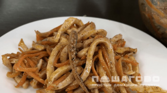 Фото приготовления рецепта: Салат с кальмарами и корейской морковью - шаг 6