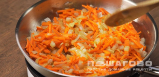 Фото приготовления рецепта: Рассольник классический с перловкой и огурцами - шаг 4