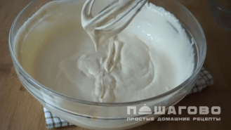 Фото приготовления рецепта: Заливной пирог с картофелем и сайрой - шаг 1