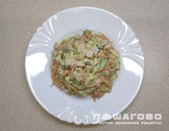 Фото приготовления рецепта: Салат из корейской моркови, курицы и пекинской капусты - шаг 5