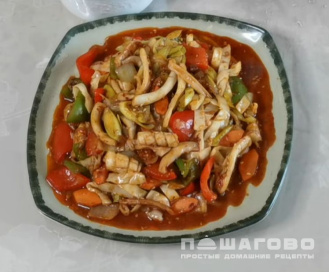 Фото приготовления рецепта: Кальмары, тушеные с овощами - шаг 4