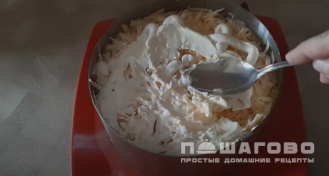 Фото приготовления рецепта: Слоеный салат с грибами и ветчиной - шаг 7