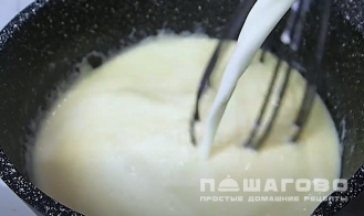 Фото приготовления рецепта: Простой соус Бешамель в домашних условиях - шаг 3