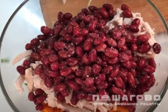 Фото приготовления рецепта: Салат с корейской морковью и куриной грудкой - шаг 4