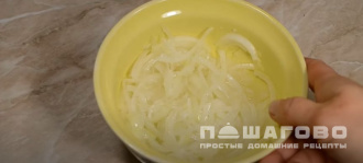 Фото приготовления рецепта: Мясо по-французски с сыром и луком - шаг 5