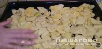 Фото приготовления рецепта: Мясо по-французски с картофелем, помидорами и сыром - шаг 5