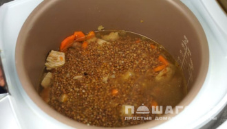 Фото приготовления рецепта: Гречка по-купечески в мультиварке - шаг 5