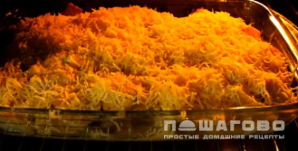 Фото приготовления рецепта: Картофельная запеканка с курицей и сыром - шаг 6