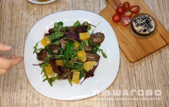 Фото приготовления рецепта: Теплый салат ♨️ из куриной печени с апельсином - шаг 3