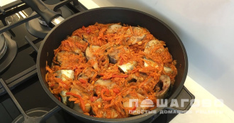 Фото приготовления рецепта: Тушенная скумбрия с овощами на сковороде - шаг 8