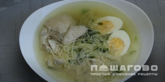 Фото приготовления рецепта: Куриный бульон с лапшой и яйцом - шаг 9