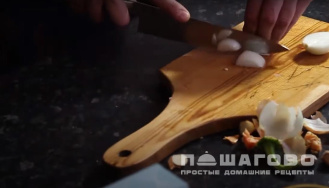 Фото приготовления рецепта: Индейка с овощами, кунжутом и соусом терияки - шаг 3