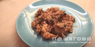 Фото приготовления рецепта: Гречка с курицей и грибами - шаг 8