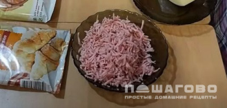Фото приготовления рецепта: Пирог с сыром и сосисками - шаг 1