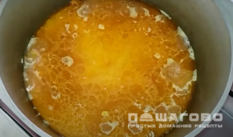 Фото приготовления рецепта: Золотистый плов с курицей - шаг 7