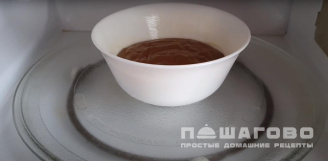 Фото приготовления рецепта: Кекс в микроволновке без муки - шаг 4