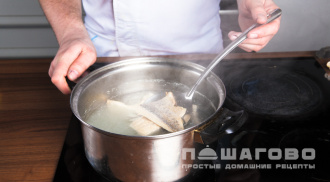 Фото приготовления рецепта: Уха с водкой - шаг 1