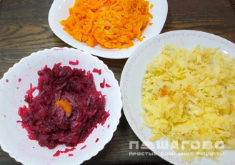 Фото приготовления рецепта: Селедка под шубой с яблоком - шаг 1