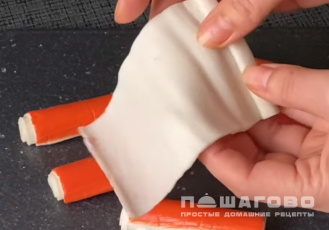 Фото приготовления рецепта: Закуска из крабовых палочек - шаг 4