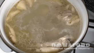 Фото приготовления рецепта: Суп с цветной капустой на курином бульоне - шаг 1