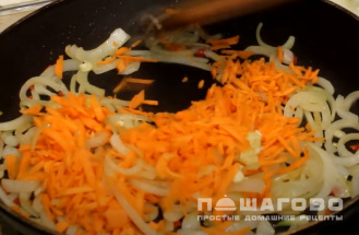 Фото приготовления рецепта: Пад тай с креветками - шаг 4