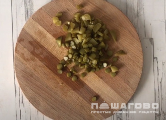Фото приготовления рецепта: Салат с фасолью, сухариками и колбасой - шаг 1