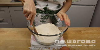 Фото приготовления рецепта: Пирог с половинками яблок - шаг 2