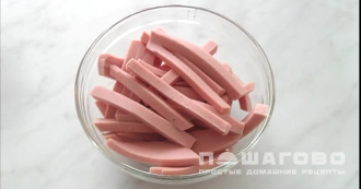 Фото приготовления рецепта: Шаурма с колбасой и капустой - шаг 1