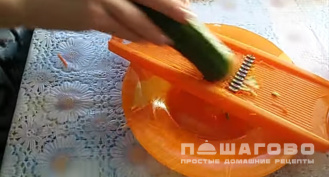 Фото приготовления рецепта: Салат «Хэйхэ» с лапшой и свининой - шаг 4