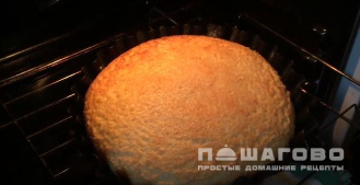Фото приготовления рецепта: Творожная запеканка со сгущенкой - шаг 4
