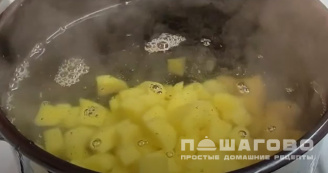 Фото приготовления рецепта: Суп из рыбных консервов - шаг 1