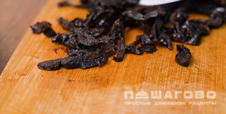 Фото приготовления рецепта: Салат с ветчиной, яйцами и сыром - шаг 6