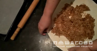 Фото приготовления рецепта: Осетинский пирог с капустой - шаг 7