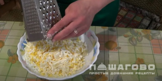 Фото приготовления рецепта: Сырный салат с яйцом и чесноком - шаг 1