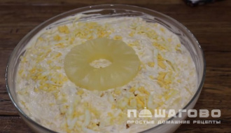 Фото приготовления рецепта: Слоеный ананасовый салат - шаг 4