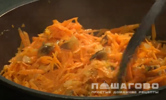 Фото приготовления рецепта: Грибы с рисом - шаг 3