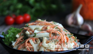 Фото приготовления рецепта: Салат из корейской моркови и кальмаров - шаг 8