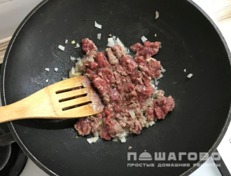 Фото приготовления рецепта: Пицца из фарша - шаг 5