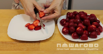Фото приготовления рецепта: Пирог с заварным кремом и клубникой - шаг 11