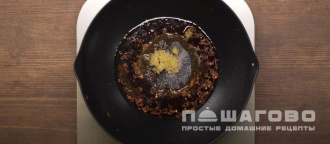 Фото приготовления рецепта: Острое свиное рагу с парикой, перцем чили и картофелем - шаг 7