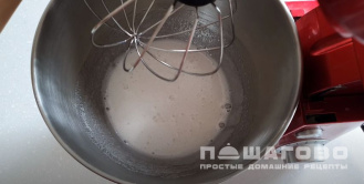 Фото приготовления рецепта: Безе с шоколадом - шаг 2
