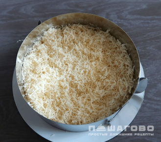 Фото приготовления рецепта: Слоеный салат Монах - шаг 4