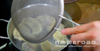 Фото приготовления рецепта: Вкусные вареники с вишней - шаг 10