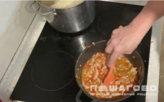 Фото приготовления рецепта: Подлива из куриного фарша к макаронам - шаг 6