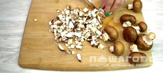Фото приготовления рецепта: Салат из ананасов с сыром и чесноком - шаг 3