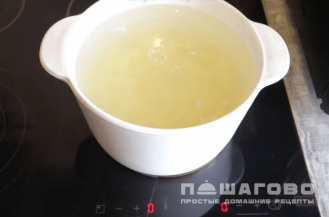 Фото приготовления рецепта: Суп из крапивы и картофелем с яйцом - шаг 1