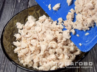 Фото приготовления рецепта: Слоеный салат с курицей и шампиньонами - шаг 2